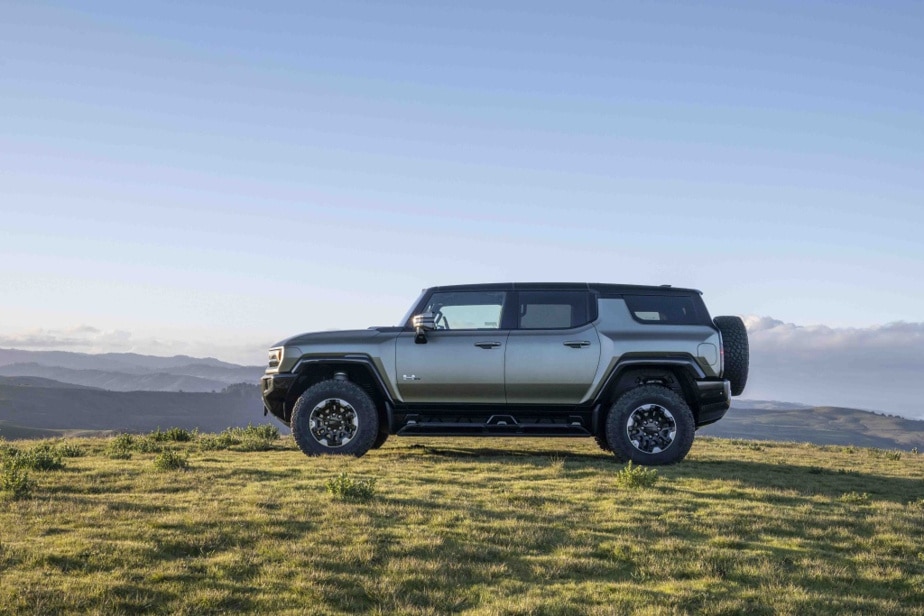 Using its air suspension, this Hummer pulls itself up to 404 mm of dirt to attack slopes, climb rocks, cross streams and face slopes.