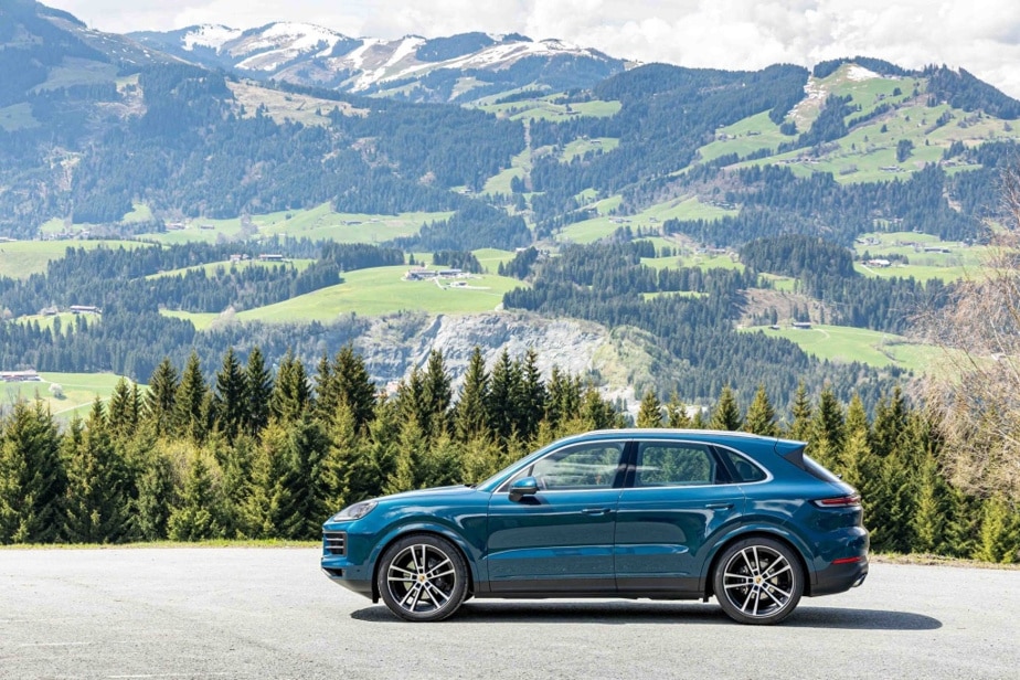 Among the alterations made, let's note the more domed bonnet in its middle part, the more prominent gills to oxygenate the mechanical part or the more refined radiating strip that runs through the tailgate.