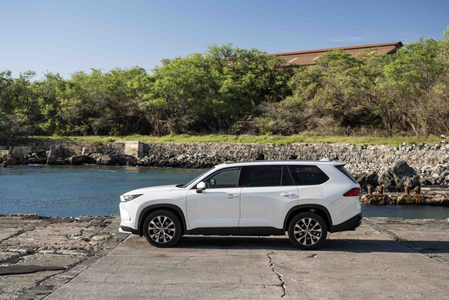 Longer (+ 165 mm) and wider (+ 58 mm), the Grand Highlander extends its wheelbase by 99 mm to introduce a more spacious third row of seats.