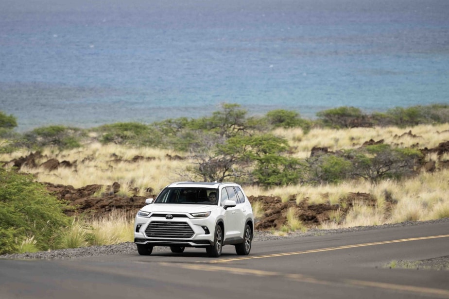 This vehicle, which places its occupants high above the traffic, exudes a certain serenity, the impression of being able to chart its own quiet course.