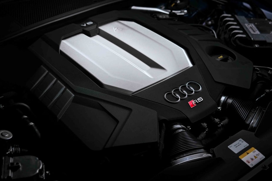 The designers of the RS7 Performance have deliberately removed a few kilos of sound-absorbing materials to fully appreciate the acoustic joy triggered by the vocalizations of the V8.