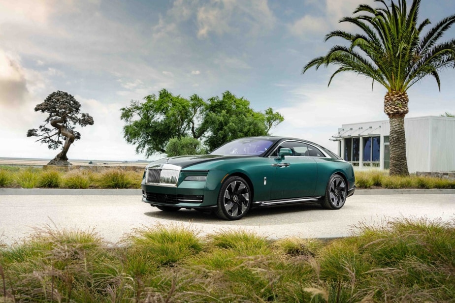 By its length, the hood of the Rolls-Royce Specter gives the impression of housing a huge gasoline engine.