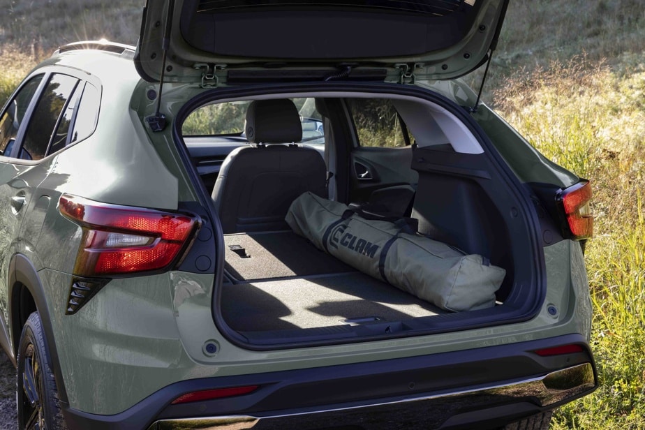 The practical volume of the trunk can be adjusted by folding down all or part of the bench seat backs. 