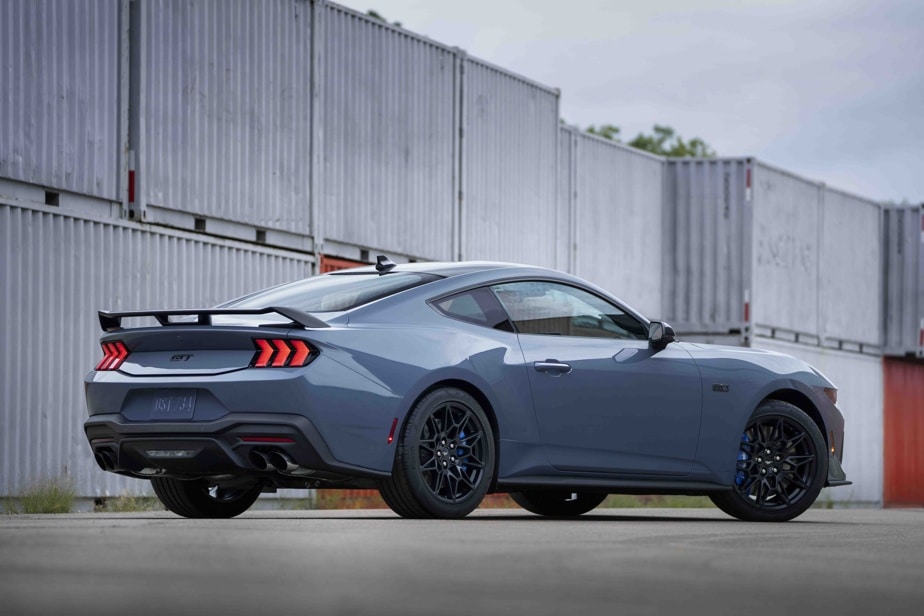 At the wheel of this car, there are good and bad things, including with the V8.  When started, this big V8 emits a sort of muffled rumble, which is in no way unpleasant. 