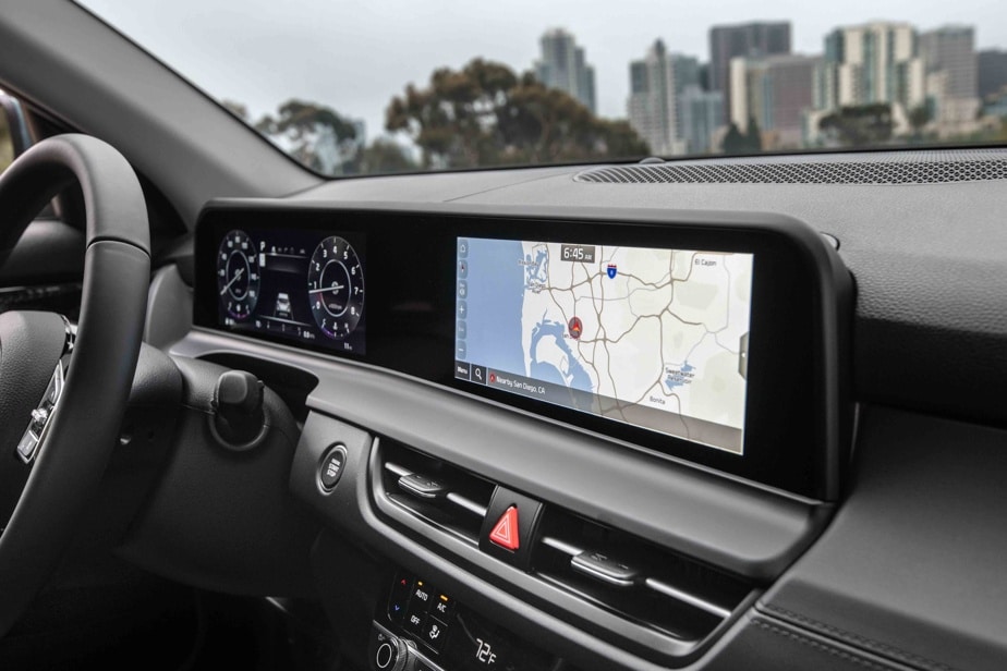 The infotainment screen has the good taste of not sequestering all the controls (air conditioning, steering wheel and heated seats) which practically all have a button or a switch. 