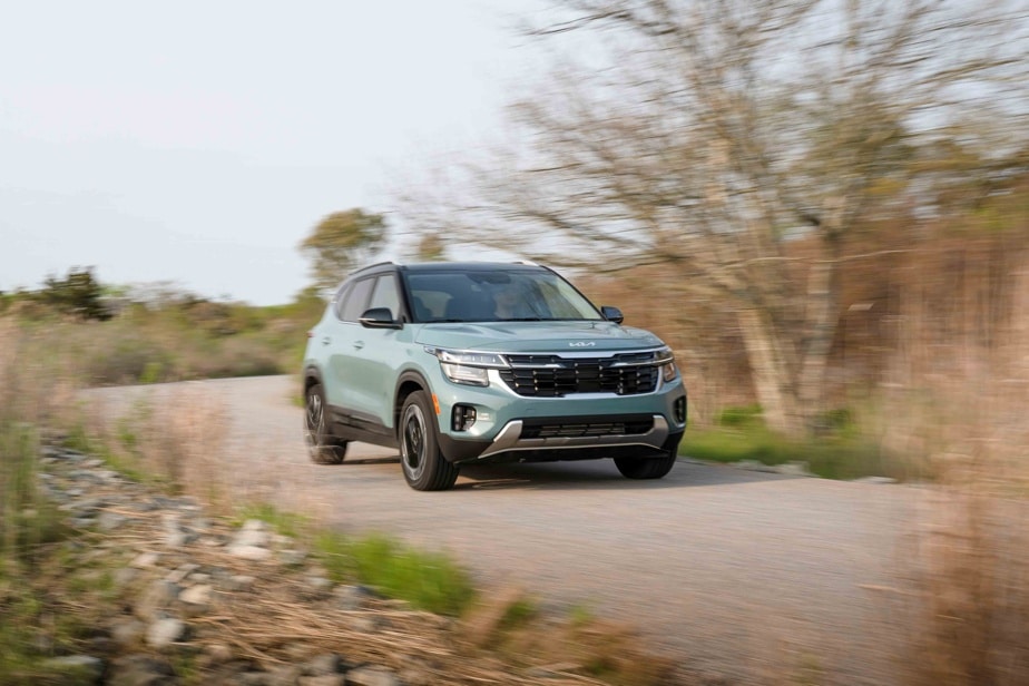 The Kia Seltos' grille now widens towards more complex, more sparkling headlights.  And the profile of the front bumper is more muscular.