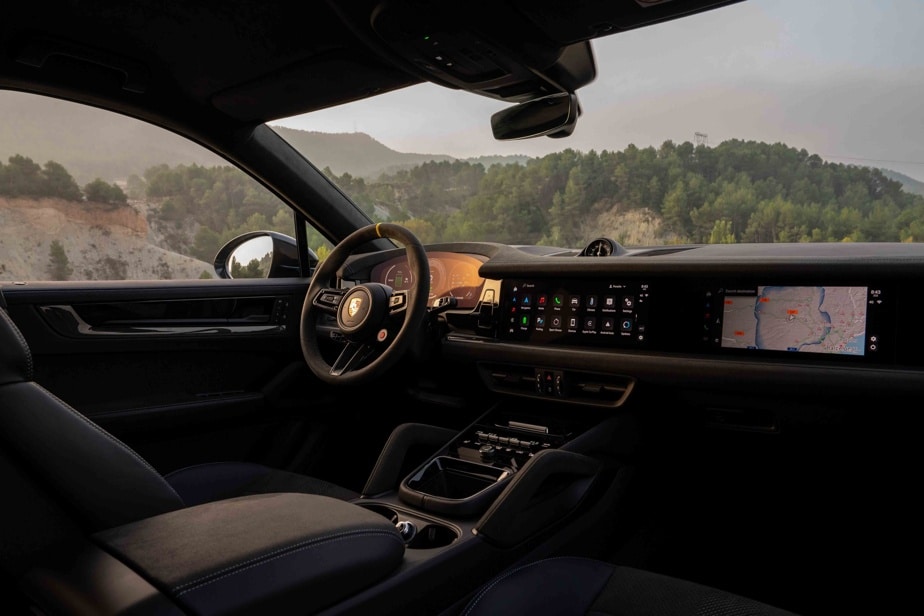 The interior of the 2024 Porsche Cayenne E-Hybrid