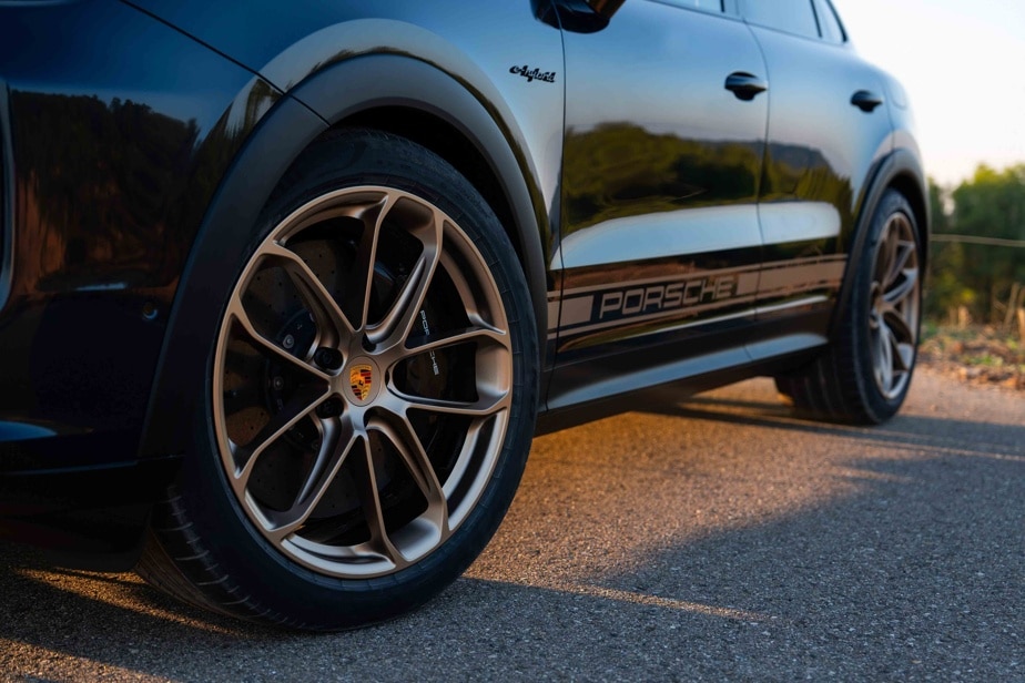 The rims of the 2024 Porsche Cayenne E-Hybrid