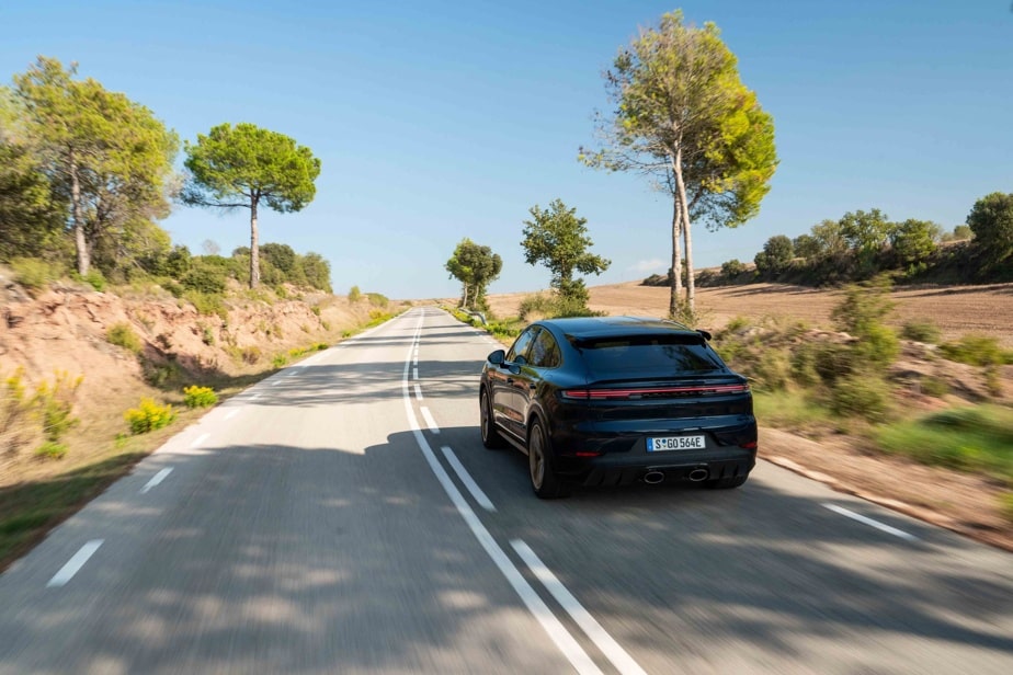 Apart from the bumps during strong re-acceleration and the understeer that manifests itself, the Cayenne Turbo E-Hybrid has enough heart and legs to sustain a high pace.