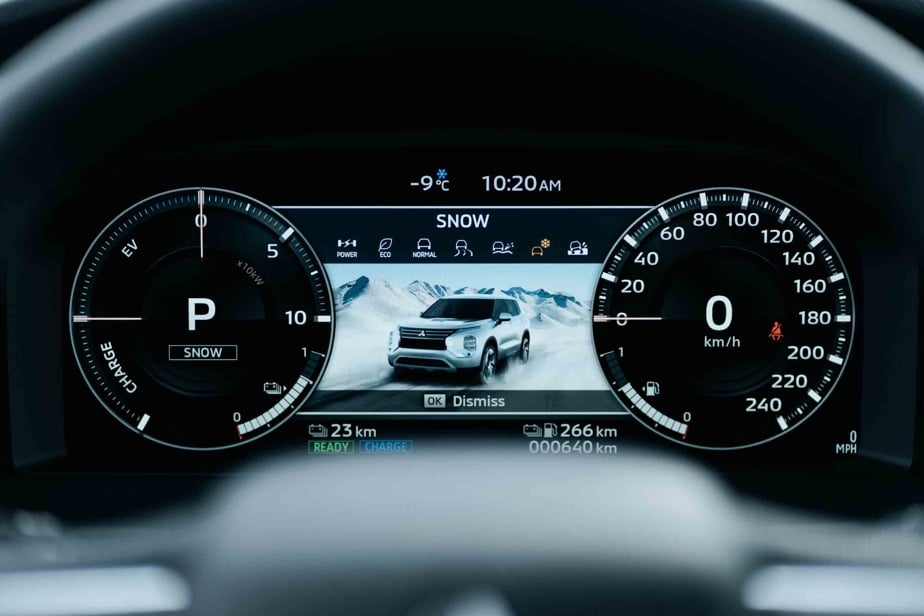 The instrumentation of the Mitsubishi Outlander PHEV