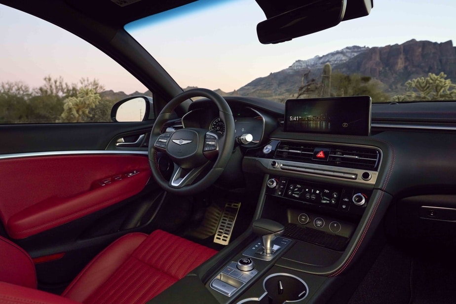 The cabin of the Genesis G70.  Apart from the modernization of the air conditioning panel, none of the changes made excite the pupils.  Only subtle modifications of details.