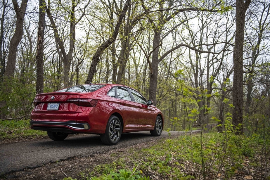 On the road, the driver will also be able to appreciate the softness of the steering, even if it takes care not to inform us of the work of the front wheels – a strength of the Jettas of yesteryear.