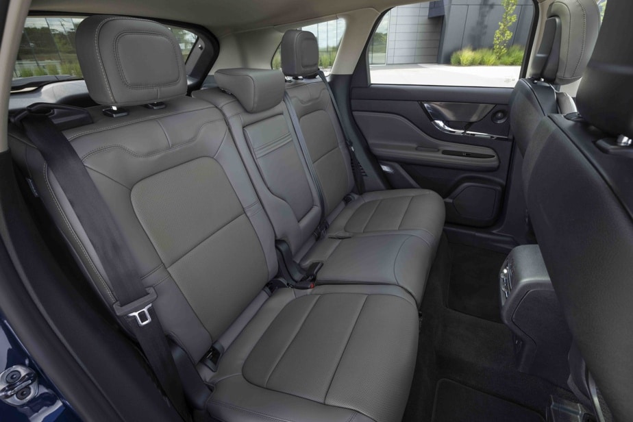 In the back, two people will appreciate the comfort of the bench seat which also benefits from adjustments to make journeys pleasant.