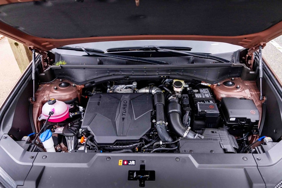 The engine of the Hyundai Santa Fe