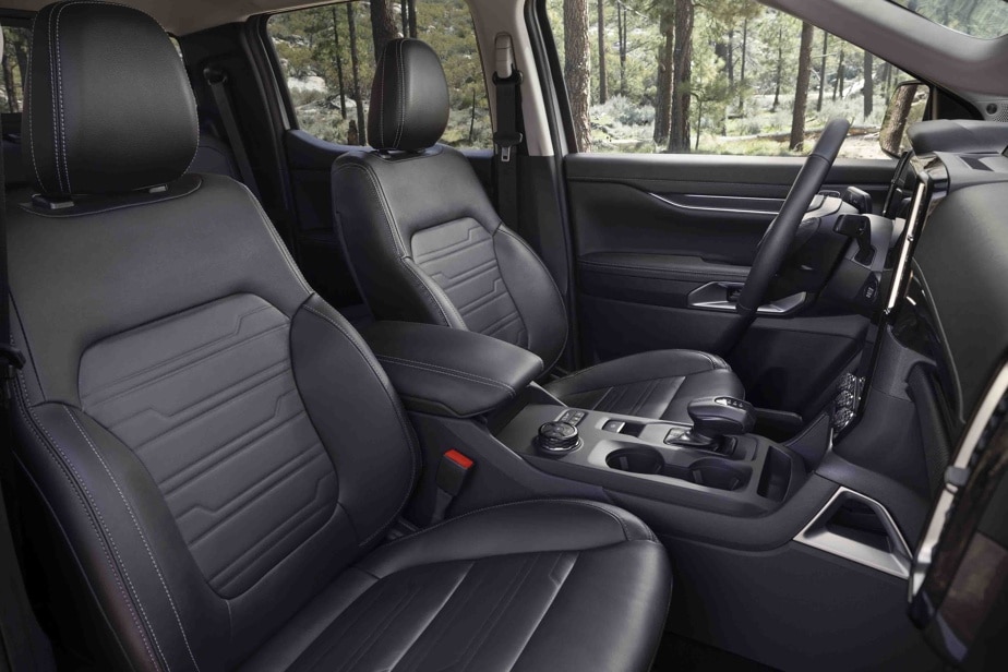 Compared to its predecessor, the new Ranger makes a real effort to promote its customers.  The interior is decorated with materials that are more pleasant to the eye and to the touch.