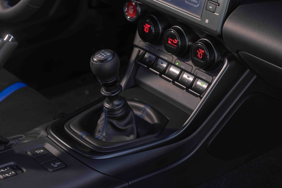 The gear lever of the Subaru BRZ