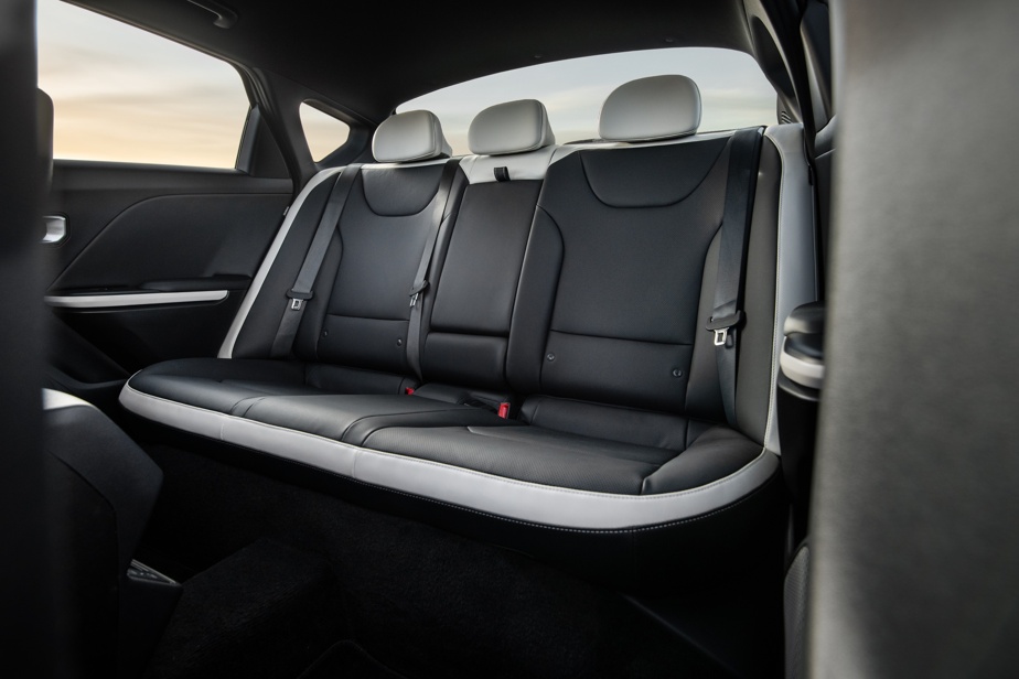 The back seat of the Kia K4