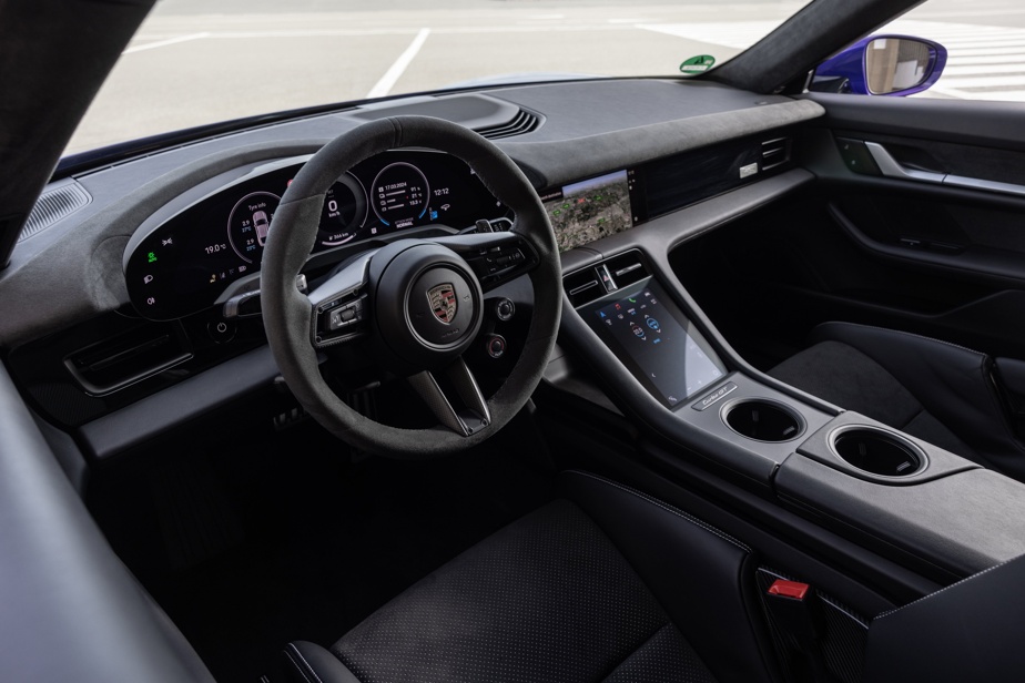 The dashboard of the Porsche Taycan